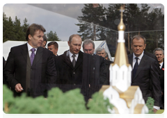 Prime Minister Vladimir Putin and Polish Prime Minister Donald Tusk at the cornerstone dedication ceremony for the Church of the Resurrection of Christ|7 april, 2010|19:46