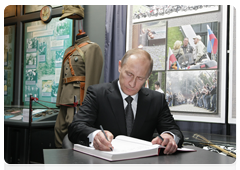Председатель Правительства Российской Федерации В.В.Путин и Премьер-министр Польши Д.Туск сделали записи в Книге почетных гостей мемориального комплекса «Катынь»|7 апреля, 2010|19:46