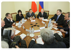 В.В.Путин и Д.Туск встретились с сопредседателями Группы по сложным вопросам истории российско-польских отношений|7 апреля, 2010|20:05