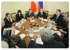 Vladimir Putin and Donald Tusk meet with the co-presidents of the Russian-Polish Group on Difficult Issues|7 april, 2010|20:05