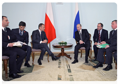 Prime Minister Vladimir Putin meeting with Polish Prime Minister Donald Tusk in a narrow format|7 april, 2010|20:30