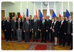 В.В.Путин и Д.Туск встретились с сопредседателями Группы по сложным вопросам истории российско-польских отношений|7 апреля, 2010|20:35