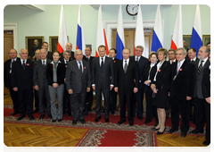 Vladimir Putin and Donald Tusk meet with the co-presidents of the Russian-Polish Group on Difficult Issues|7 april, 2010|20:35