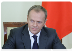 Vladimir Putin and Donald Tusk meet with the co-presidents of the Russian-Polish Group on Difficult Issues|7 april, 2010|21:14