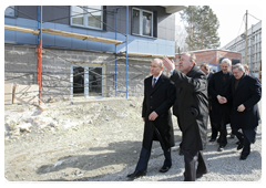 Prime Minister Vladimir Putin inspects construction of a hostel in Novosibirsk’s Akademgorodok during his visit to the Siberian Federal District|8 april, 2010|14:59