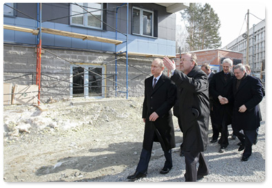 Prime Minister Vladimir Putin inspects construction of a hostel in Novosibirsk’s Akademgorodok during his visit to the Siberian Federal District