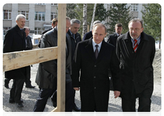 Prime Minister Vladimir Putin inspects construction of a hostel in Novosibirsk’s Akademgorodok during his visit to the Siberian Federal District|8 april, 2010|14:59