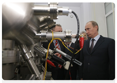 Prime Minister Vladimir Putin touring Novosibirsk State University’s research and education centre Nanosystems and Modern Materials|8 april, 2010|15:19