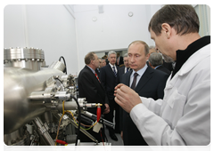 Prime Minister Vladimir Putin touring Novosibirsk State University’s research and education centre Nanosystems and Modern Materials|8 april, 2010|15:26