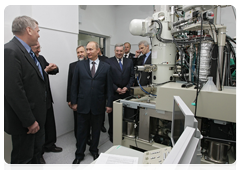 Prime Minister Vladimir Putin touring Novosibirsk State University’s research and education centre Nanosystems and Modern Materials|8 april, 2010|15:26