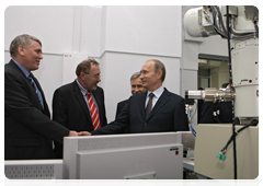 Prime Minister Vladimir Putin touring Novosibirsk State University’s research and education centre Nanosystems and Modern Materials|8 april, 2010|15:27