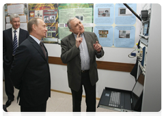 Prime Minister Vladimir Putin touring Novosibirsk State University’s research and education centre Nanosystems and Modern Materials|8 april, 2010|15:27