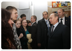 Prime Minister Vladimir Putin touring the Centre for Encouraging Young People’s Creative Work in the High-Tech Sphere|8 april, 2010|15:27