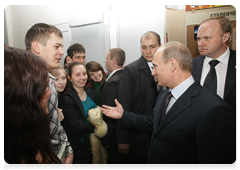 Prime Minister Vladimir Putin touring the Centre for Encouraging Young People’s Creative Work in the High-Tech Sphere|8 april, 2010|15:27