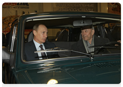 During his working trip to the Siberian Federal District, Prime Minister Vladimir Putin visits a car dealership participating in the car trade-in programme|8 april, 2010|18:58