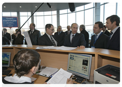 During his working trip to the Siberian Federal District, Prime Minister Vladimir Putin visits a car dealership participating in the car trade-in programme|8 april, 2010|18:58