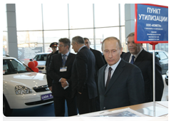 During his working trip to the Siberian Federal District, Prime Minister Vladimir Putin visits a car dealership participating in the car trade-in programme|8 april, 2010|18:58