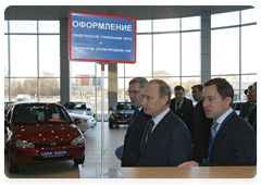 During his working trip to the Siberian Federal District, Prime Minister Vladimir Putin visits a car dealership participating in the car trade-in programme|8 april, 2010|18:58