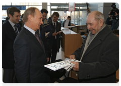 During his working trip to the Siberian Federal District, Prime Minister Vladimir Putin visits a car dealership participating in the car trade-in programme|8 april, 2010|18:58