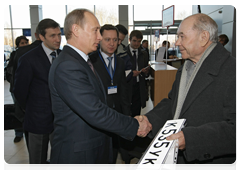 During his working trip to the Siberian Federal District, Prime Minister Vladimir Putin visits a car dealership participating in the car trade-in programme|8 april, 2010|18:59