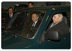 During his working trip to the Siberian Federal District, Prime Minister Vladimir Putin visits a car dealership participating in the car trade-in programme|8 april, 2010|18:59