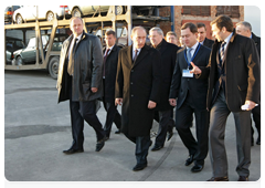 During his working trip to the Siberian Federal District, Prime Minister Vladimir Putin visits a car dealership participating in the car trade-in programme|8 april, 2010|18:59