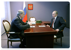 Prime Minister Vladimir Putin with Novosibirsk Governor Viktor Tolokonsky|9 april, 2010|16:43