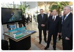 Prime Minister Vladimir Putin at an exhibition of projects in Siberian regions|9 april, 2010|19:07