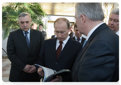 Prime Minister Vladimir Putin at an exhibition of projects in Siberian regions|9 april, 2010|19:07