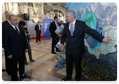 Prime Minister Vladimir Putin at an exhibition of projects in Siberian regions|9 april, 2010|19:08