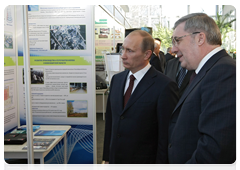 Prime Minister Vladimir Putin at an exhibition of projects in Siberian regions|9 april, 2010|19:08