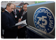 Prime Minister Vladimir Putin at an exhibition of projects in Siberian regions|9 april, 2010|19:08