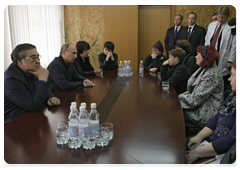 Prime Minister Vladimir Putin meets with relatives of miners, killed in an accident at Raspadskaya mine, Novokuznetsk|11 may, 2010|10:20