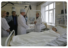Председатель Правительства Российской Федерации В.В.Путин посетил больницу, в которой находятся на лечении горняки из Междуреченска, пострадавшие при аварии|11 мая, 2010|10:49