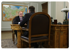 Prime Minister Vladimir Putin meeting with Dmitry Konov, CEO of the Siberian-Ural petrochemical company|12 may, 2010|15:12