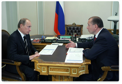 13 мая 2010 года Председатель Правительства России В.В.Путин провел рабочую встречу с губернатором Самарской области В.В.Артяковым