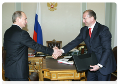 Prime Minister Vladimir Putin meeting with Samara Region Governor Vladimir Artyakov|13 may, 2010|11:59