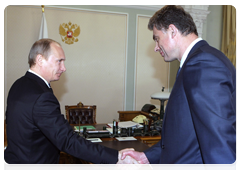 Prime Minister Vladimir Putin meeting with Nikolai Shvets, CEO of the Interregional Distribution Grid Company Holding|13 may, 2010|14:25