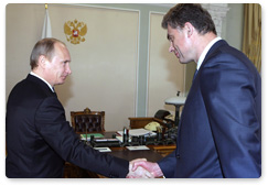 Prime Minister Vladimir Putin meets with Nikolai Shvets, CEO of the Interregional Distribution Grid Company Holding