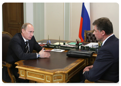 Prime Minister Vladimir Putin meeting with Nikolai Shvets, CEO of the Interregional Distribution Grid Company Holding|13 may, 2010|14:46