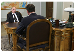 Prime Minister Vladimir Putin meeting with Nikolai Shvets, CEO of the Interregional Distribution Grid Company Holding|13 may, 2010|14:52