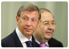 AFK Sistema Chairman of the Board Vladimir Yevtushenkov and businessman Alisher Usmanov before a meeting between Prime Minister Vladimir Putin and leaders of the Russian Union of Industrialists and Entrepreneurs|17 may, 2010|20:10