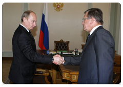 Prime Minister Vladimir Putin meets with First Deputy Prime Minister Viktor Zubkov|18 may, 2010|12:34