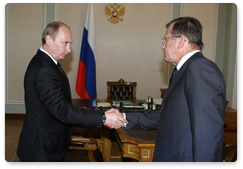 Prime Minister Vladimir Putin meets with First Deputy Prime Minister Viktor Zubkov