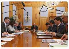 Prime Minister Vladimir Putin at a meeting to discuss stable financial support for road construction, reconstruction, overhaul, repair and maintenance|19 may, 2010|17:59