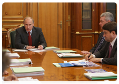 Prime Minister Vladimir Putin at a meeting to discuss stable financial support for road construction, reconstruction, overhaul, repair and maintenance|19 may, 2010|18:01