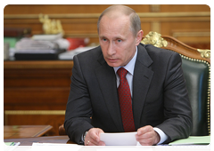 Prime Minister Vladimir Putin at a meeting to discuss stable financial support for road construction, reconstruction, overhaul, repair and maintenance|19 may, 2010|18:01