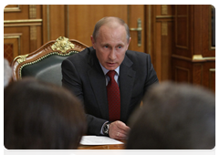 Prime Minister Vladimir Putin at a meeting to discuss stable financial support for road construction, reconstruction, overhaul, repair and maintenance|19 may, 2010|18:02