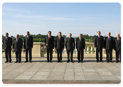Председатель Правительства Российской Федерации В.В.Путин и главы правительств стран СНГ во время совместного фотографирования|21 мая, 2010|20:05