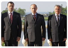 Председатель Правительства Российской Федерации В.В.Путин и главы правительств стран СНГ во время совместного фотографирования|21 мая, 2010|20:06